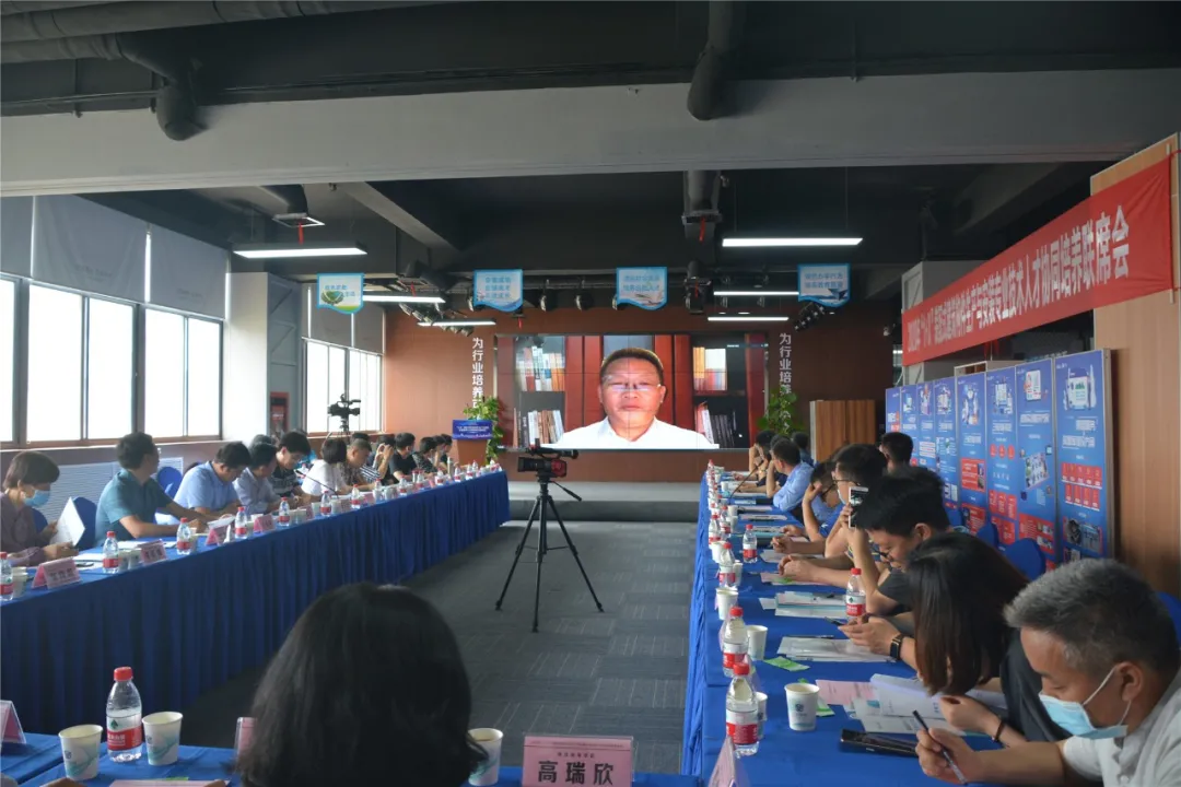 岳的大肥臀让我进